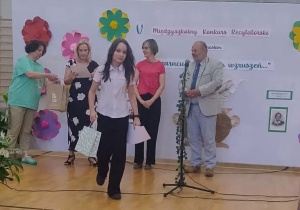Uczennica idzie z nagrodą