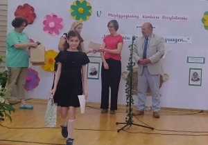 Uczennica idzie z nagrodą