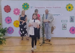 Uczennica idzie z nagrodą