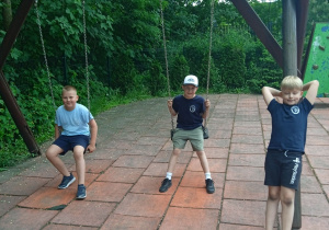 Uczniowie na placu zabaw