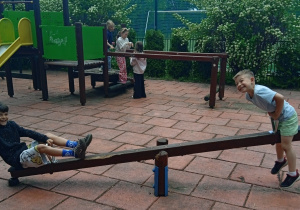 Uczniowie na placu zabaw