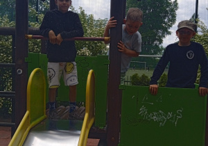 Uczniowie na placu zabaw