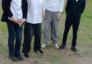 Uczniowie ze swoją pracą