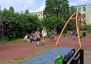Dzieci wspólnie bawią się na placu zabaw