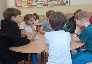 Dzieci wspólnie myślą nad mapą myśli do słowa zabawa