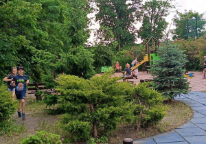 Dzieci wymyślają wspólne zabawy ruchowe na świeżym powietrzu