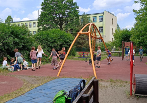 Integracja uczniów w świetlicy podczas zabaw ruchowych na placu zabaw
