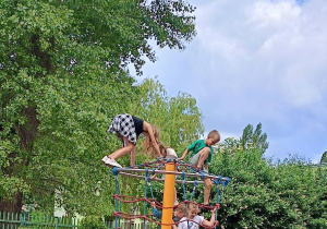Uczniowie podczas zajęć na placu zabaw