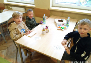 Uczniowie siedzą przy stoliku
