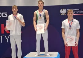 Zawodnicy stoją na podium