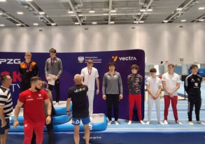 Zawodnicy stoją na podium