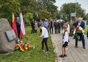 Uczniowie stawiają znicz