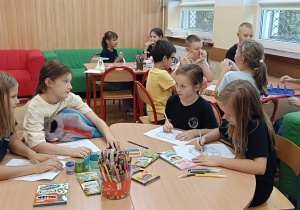 Dzieci pracują kreatywnie na zajęciach świetlicowych