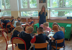 Drużyna Pomocy koło wolontariatu pomaga w tworzeniu pozdrowień sąsiedzkich