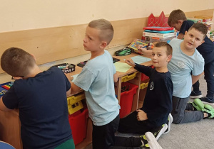 Dzieci wykonują ćwiczenie na wyobraźnię i kreatywność