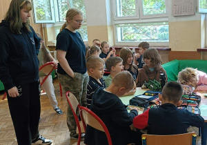 Dziewczyny z klasy 7a z koła wolontariatu pomagają w zajęciach uspołeczniających