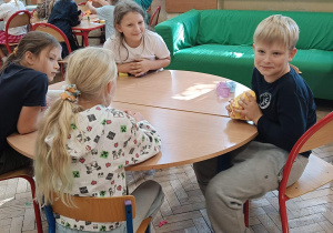 Dzieci naradzają się odnośnie ćwiczenia mapa myśli o jesieni