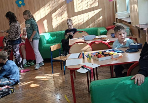 Dzieci pracują na zajęciach o jesieni