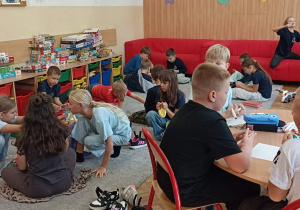 Dzieci współpracują w grupie podczas zajęć