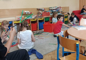 Dzieci wykonują ćwiczenie praktyczne o jesieni