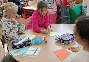 Dzieci współpracują w grupie rówieśniczej podczas zajęć świetlicowych