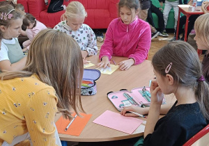 Dzieci wykonują w grupie ćwiczenie na kreatywność