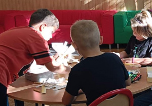 Uczniowie wykonują ćwiczenie praktyczne podczas zajęć świetlicowych