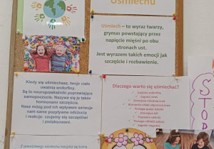 Tablica szkoły włączającej z dekoracją o uśmiechu