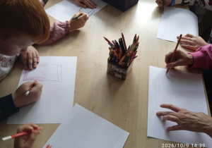 Uczniowie pracują przy stoliku
