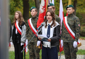 Uczennica recytuje