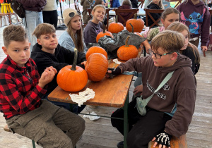 Uczniowie pracują przy stołach
