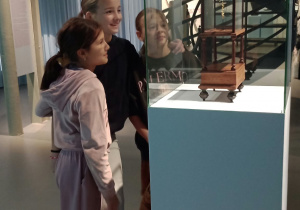 Uczniowie w muzeum