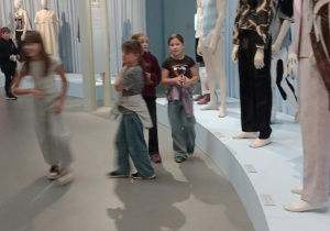 Uczniowie w muzeum