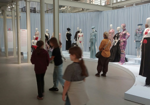 Uczniowie w muzeum