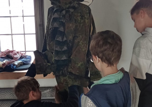 Uczniowie w muzeum