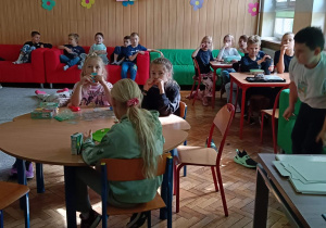 Uczniowie oglądają bajkę