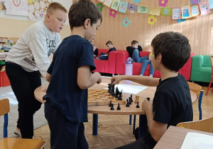 Dzieci grają wspólnie przy stoliku