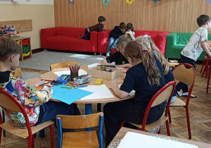 Dzieci pracują podczas zajęć