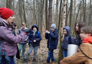 Uczniowie podczas zajęć edukacji ekologicznej