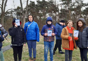 Uczniowie podczas zajęć edukacji ekologicznej