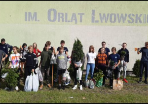 uczniowie przed przystąpieniem do sadzenia roślin