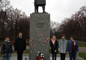 Szkolni Strażnicy Pamięci - Pomnik Legionisty w Parku Legionów