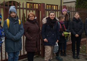 Uczniowie z nauczycielem przed Zakładem Opiekuńczo-Pielęgnacyjnym
