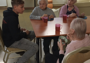 Uczeń rozmawia z seniorami