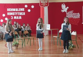 Trzy uczennice śpiewają podczas przedstawienia
