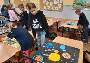 Uczniowie pracują na zajęciach