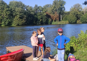 Uczniowie nad rzeką