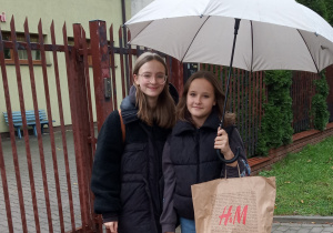 Michalina i Lena przez Zakładem Pielęgnacyjno-Opiekuńczym