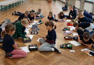 Dzieci kolorują portret ulubionego sportowca