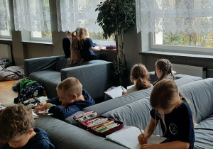 Dzieci rysują portret sportowca